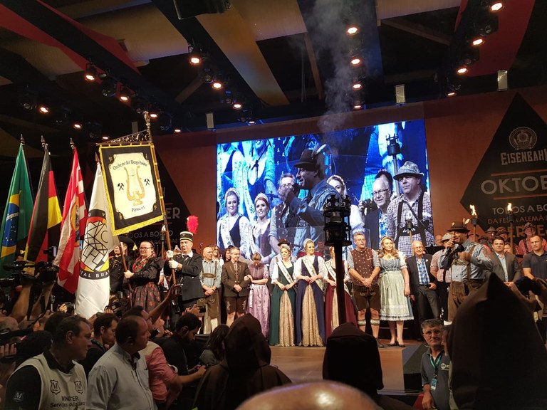 Eröffnung des Oktoberfestes in der Eisenbahn-Halle. Unsere Vereinsfahne auf der Bühne.